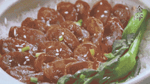 燜好后放入小青菜，均勻淋上醬汁，撒上蔥花或芝麻即可。