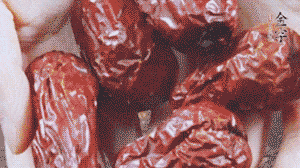 紅棗洗凈，對(duì)半剪開(kāi)。