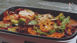 加入金字麻辣香腸，翻炒5分鐘左右。再加入之前準(zhǔn)備好的蔬菜，翻炒均勻，最后放入蝦。