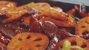 撒上芝麻和蔥，一道鮮香熱辣的麻辣香腸香鍋就做好了！