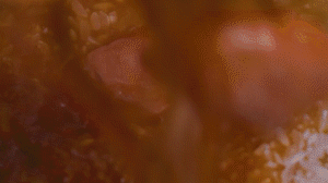 米放電飯鍋，倒入配菜，湯汁一起倒入（湯汁剛好沒過食材即可），電飯鍋開啟煮飯模式，煮好燜20分鐘，撒蔥花。