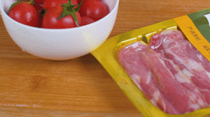 洋蔥、土豆切丁塊，火腿切小片，小番茄對半切開。