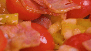 接著放入土豆和洋蔥，翻炒兩分鐘斷生。