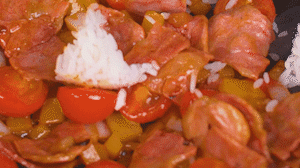 將米飯倒入鍋中搗散，同其他食材混合拌炒均勻關火。