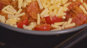 烤箱上下火180度預熱，將米飯分別盛入容器中。表面均勻的撒上馬蘇里拉芝士碎，放進烤箱中層烤20分鐘左右，待芝士融化上色即可。