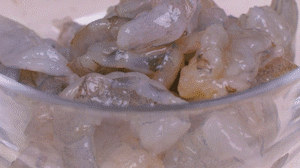 蝦去殼去蝦線，加姜絲、鹽腌制15分鐘，微煎1分鐘備用。