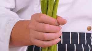 蘆筍刨去老筋，斜切小段。