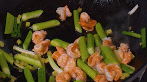 加入煎好的蝦仁，XO醬，以適量鹽、糖進(jìn)行調(diào)味翻炒。