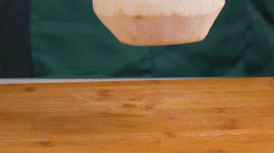 椰子切開(kāi)頂部，把椰子水倒出，再把椰肉切片。