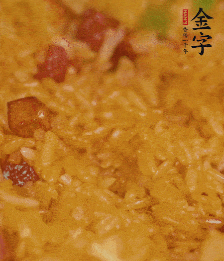 放一撮鹽、生抽少許，倒入炸好的芋頭。最后撒蔥花、蒜末翻炒均勻。