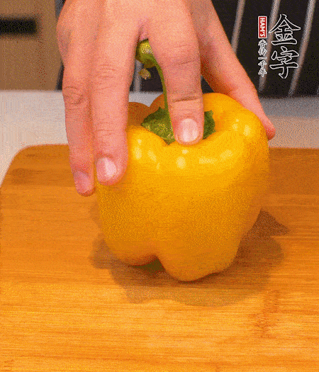 干花菇提前泡發(fā)，胡蘿卜、青椒、黃椒和花菇切丁，小紅椒切圈，小蔥切末。