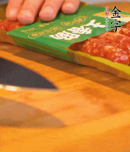 洋蔥切丁，金字土香腸切片。