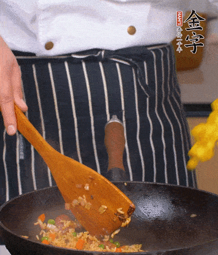 加咖喱塊、少許鹽、白糖調(diào)味，炒至咖喱塊融化后，倒米飯，翻炒至每粒米飯都包裹上咖喱，再放黃椒、青椒粒，出鍋前加菠蘿粒和小蔥翻拌均勻。