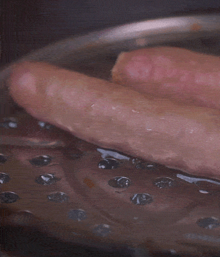 金字10°鮮低溫香腸蒸10分鐘后，切片。