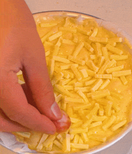 撒上馬蘇里拉芝士，用香腸片裝飾表面，180攝氏度烤箱烤20-25分鐘。