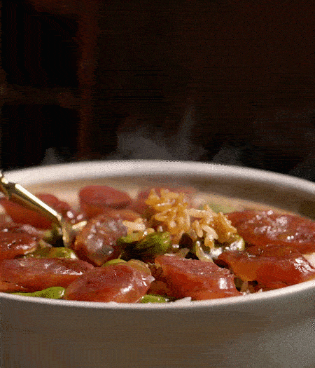 用生抽、白糖、蠔油、芝麻油調個汁，淋汁、攪拌、開吃。