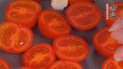 洗凈晾干的小番茄，對(duì)半切開(kāi)，加切塊的大蒜、迷迭香、黑胡椒、橄欖油190度烤40分鐘、200度烤20分鐘。