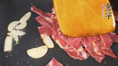 意面按照包裝時(shí)間煮熟過(guò)涼水，金字淡火腿切成小片。