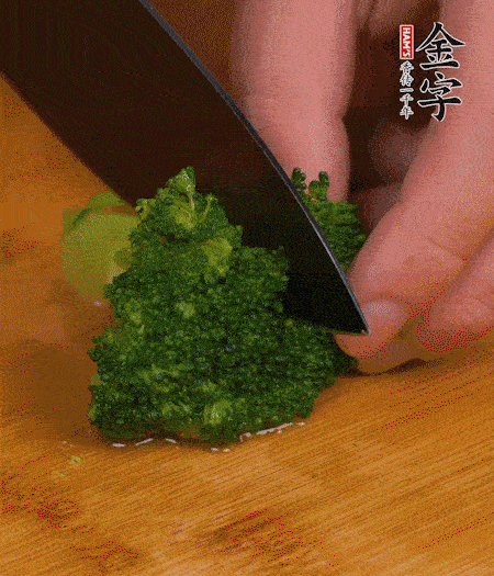 西蘭花用淡鹽水浸泡十幾分鐘后過開水焯燙熟后撈出。