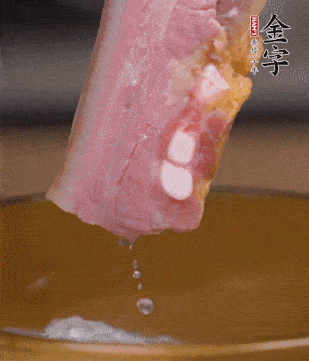 煮過的西蘭花切碎。煮熟的淡咸肉切丁。