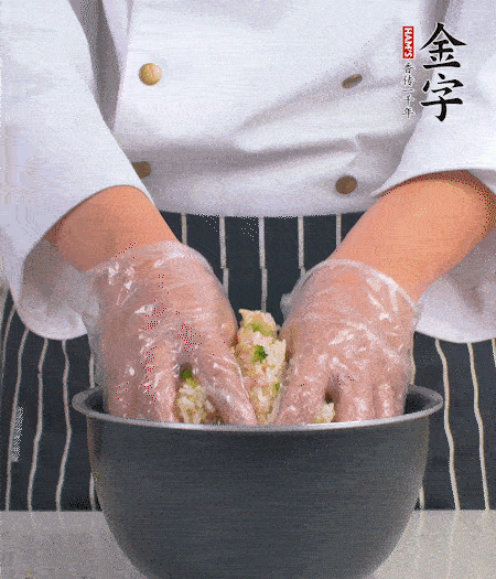 米飯中放西蘭花碎、咸肉丁，加少許黑胡椒、十來滴橄欖油拌勻。