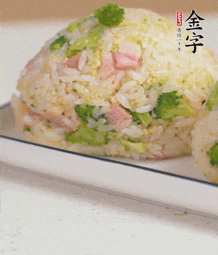 拌好的飯攥成飯團(tuán)。