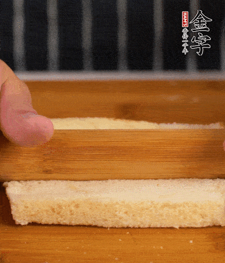 吐司切去四邊，搟薄；烤腸竹簽穿過。