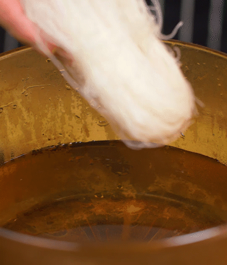 粉絲熱水泡軟。蒜、姜切碎末，小蔥切蔥花、小米椒切圈。金字火腿切薄片。