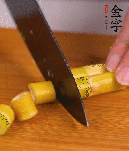 小野筍剝?nèi)ネ馄?，切成小段?>
					</div>
					<span>步驟 2/7</span>
					<p>小野筍剝?nèi)ネ馄?，切成小段?/p>
				</li><li>
					<div   id=