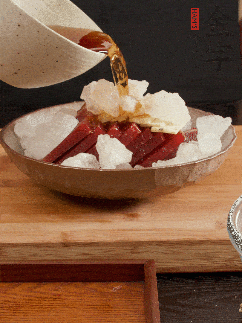 加姜片、冰糖、黃酒、水，蒸60分鐘，將火腿的咸逼出來(lái)。