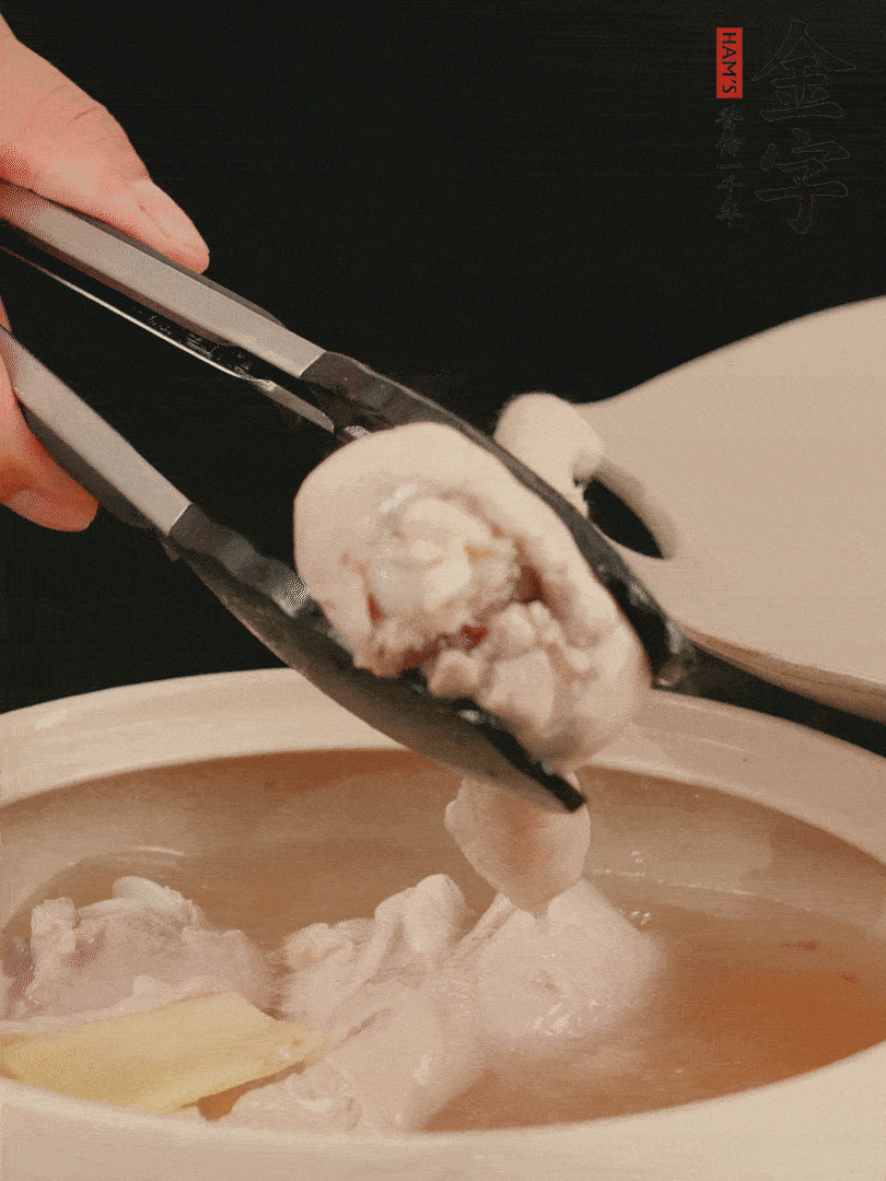 雞腿放入砂鍋，加姜片、料酒、清水，中火燉煮20分鐘撈出。