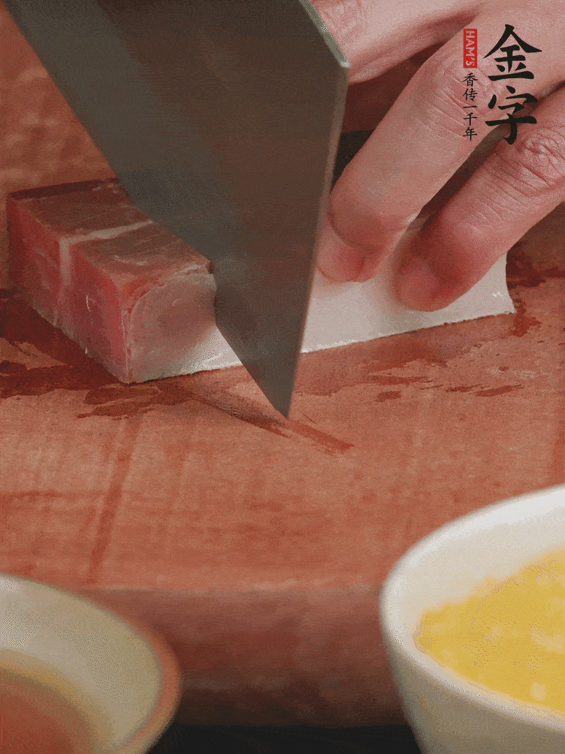 金字火腿去皮，切成大塊。