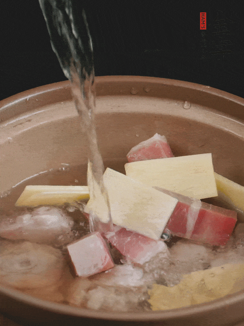 雞塊、火腿、姜片加適量料酒、清水燉80分鐘。