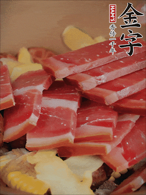 除鮑魚外的所有材料放進(jìn)鍋里，加清水、姜、黃酒，大火燒開，轉(zhuǎn)小火煲90分鐘。