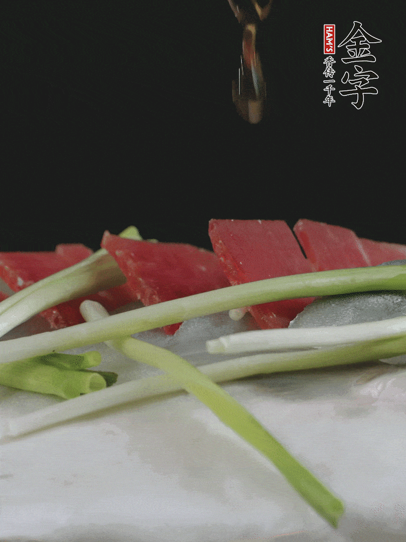 蔥白置于魚(yú)身，放適量豌豆，淋上花雕酒。