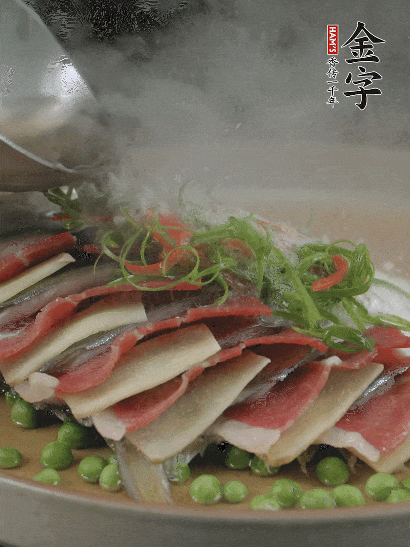 表面放上蔥絲、紅椒絲，淋上熱油。