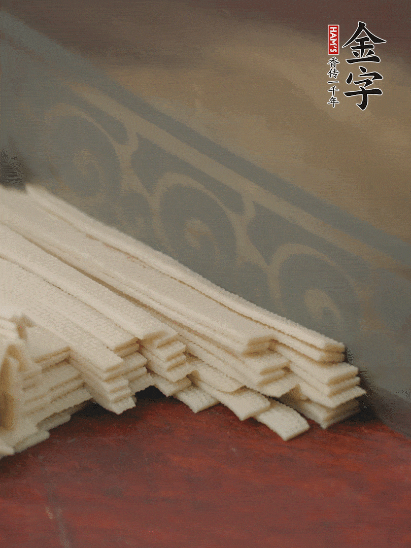 燉火腿期間，千張切細絲，白蘿卜去皮切細絲，蒜葉切細丁。