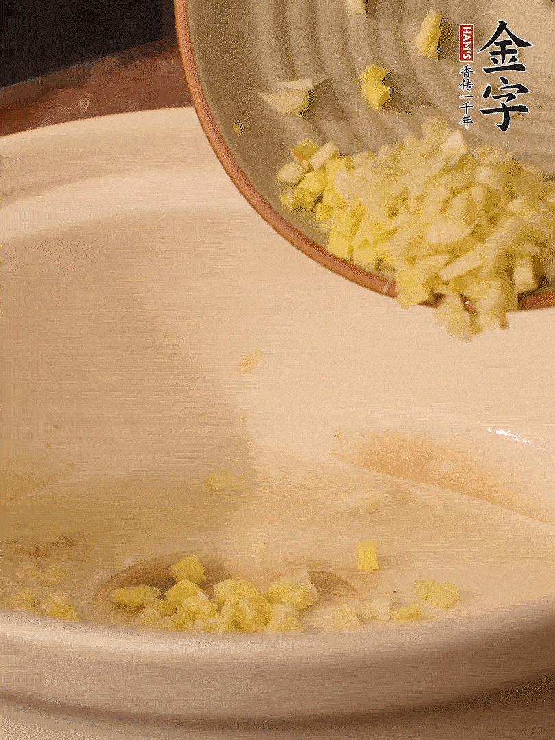 熱油下鍋，姜爆香。下冬瓜略微翻炒。