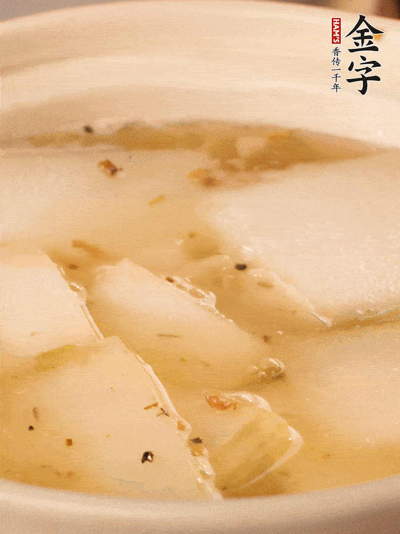 加入適量清水，再放咸肉，淋點(diǎn)黃酒添味。