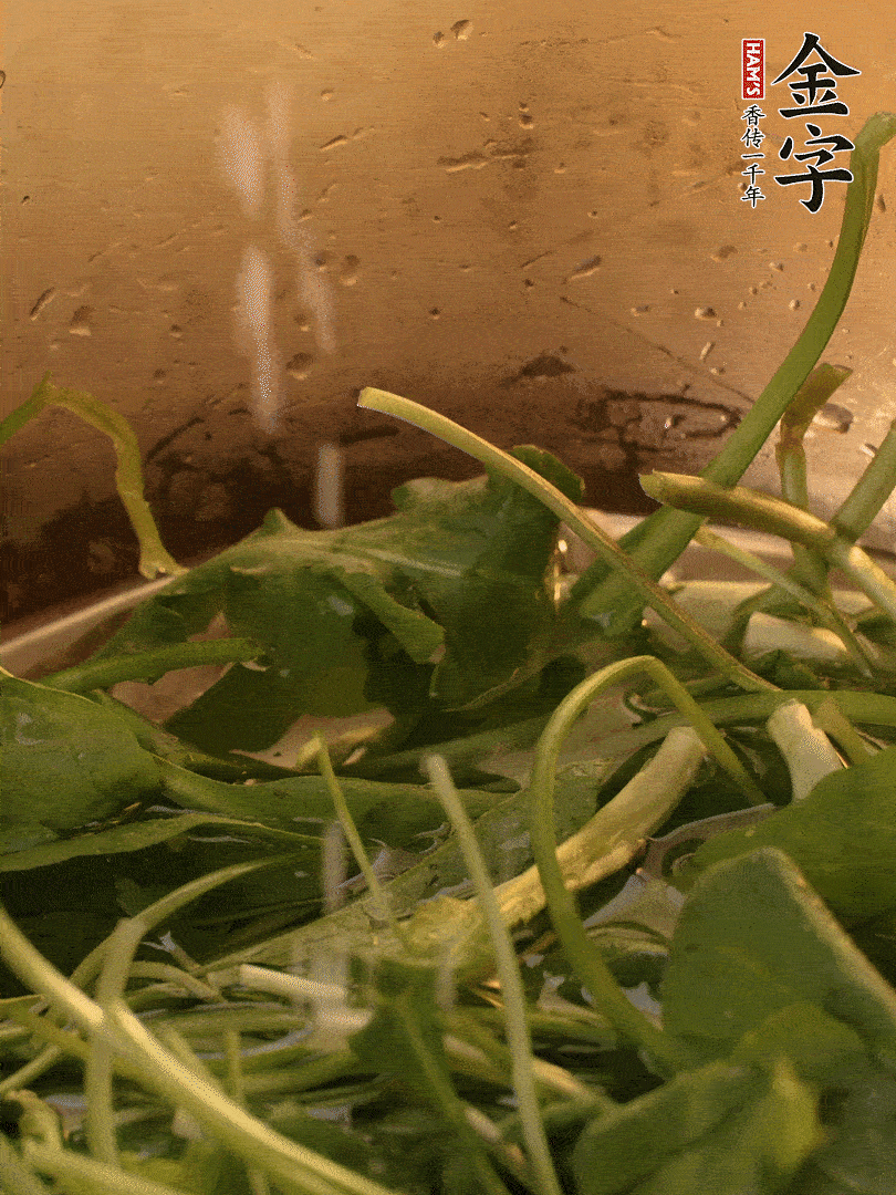 薺菜去掉根部，加小蘇打、鹽熱水沸騰燙軟。