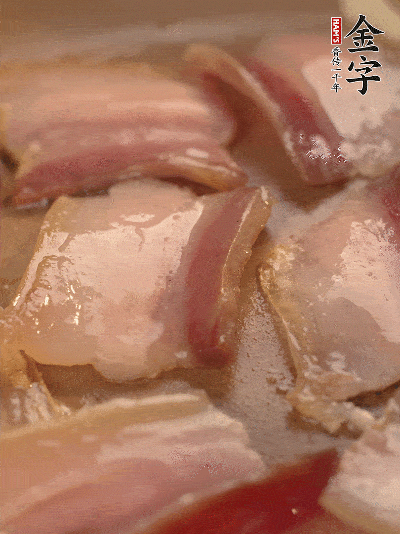 鍋中熱油煸香大蒜、咸肉。