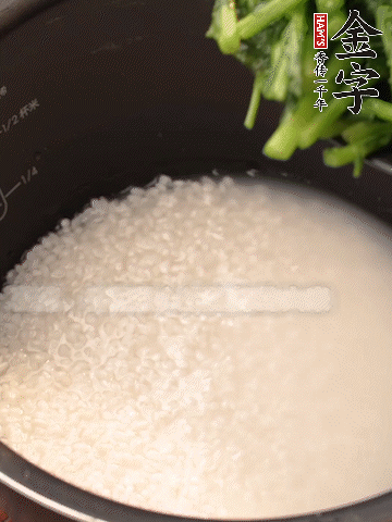 茼蒿、香腸放入浸泡好的大米，水沒過大米半指煮熟。