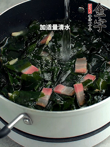 放入泡發(fā)好的裙帶菜翻炒一下，加適量清水燉煮。
