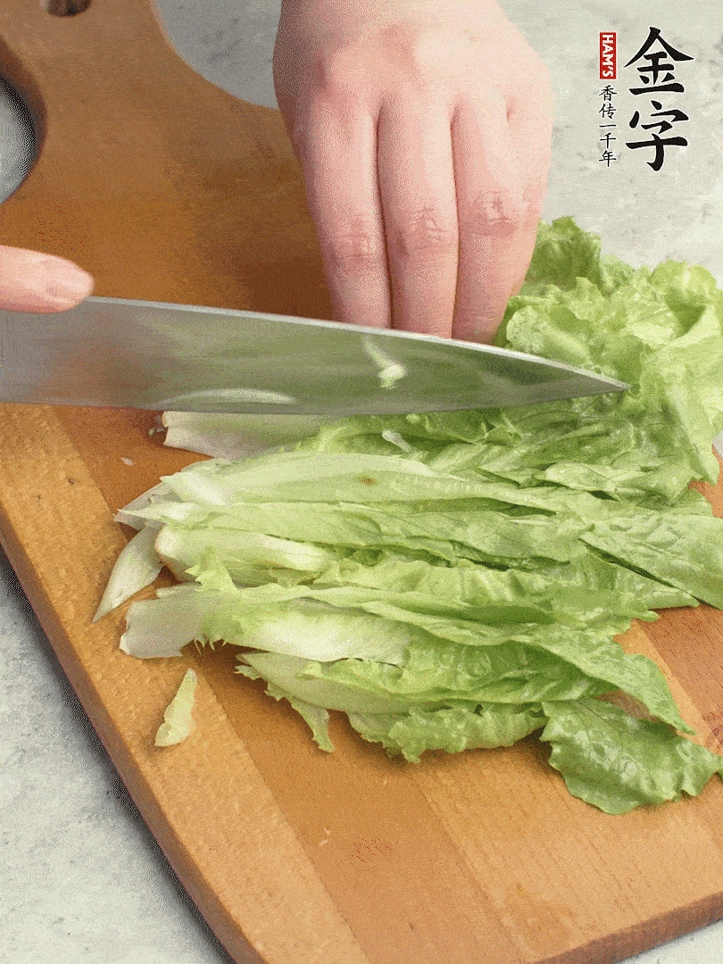 胡蘿卜、生菜、黃瓜切絲。