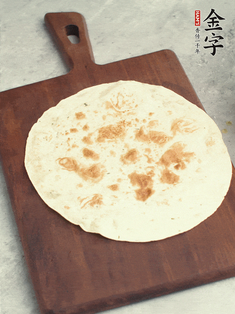 食材依次鋪在卷餅皮上，卷起來。