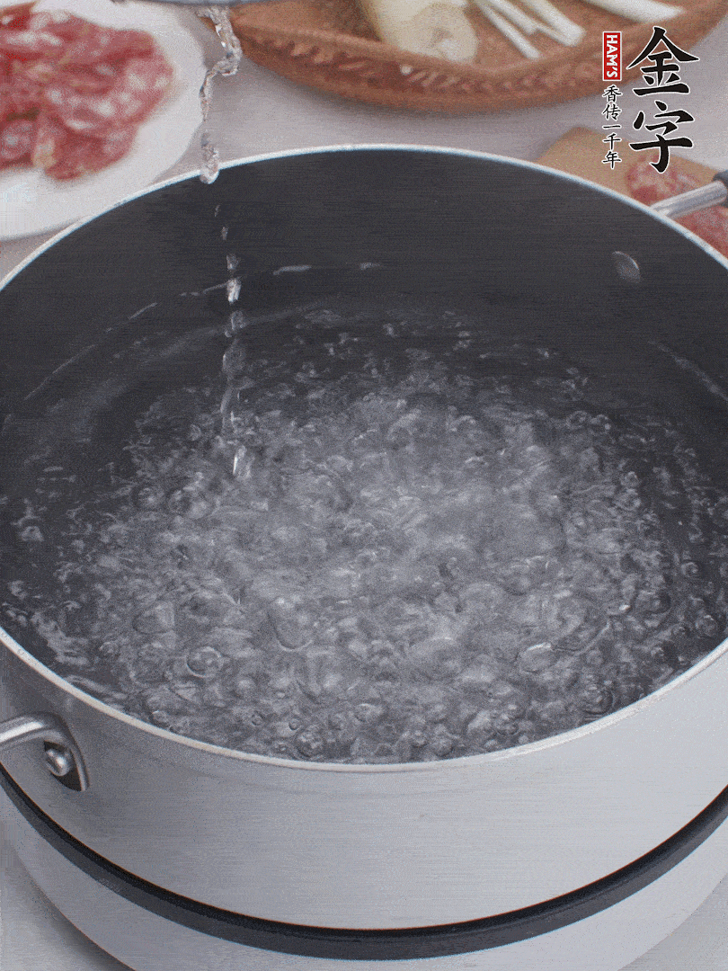 春筍去殼切片，焯水3分鐘。