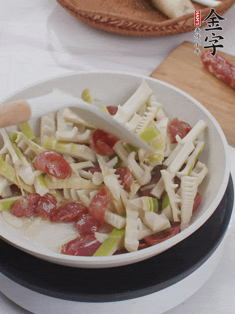 下春筍翻炒均勻，一小撮鹽調(diào)味。