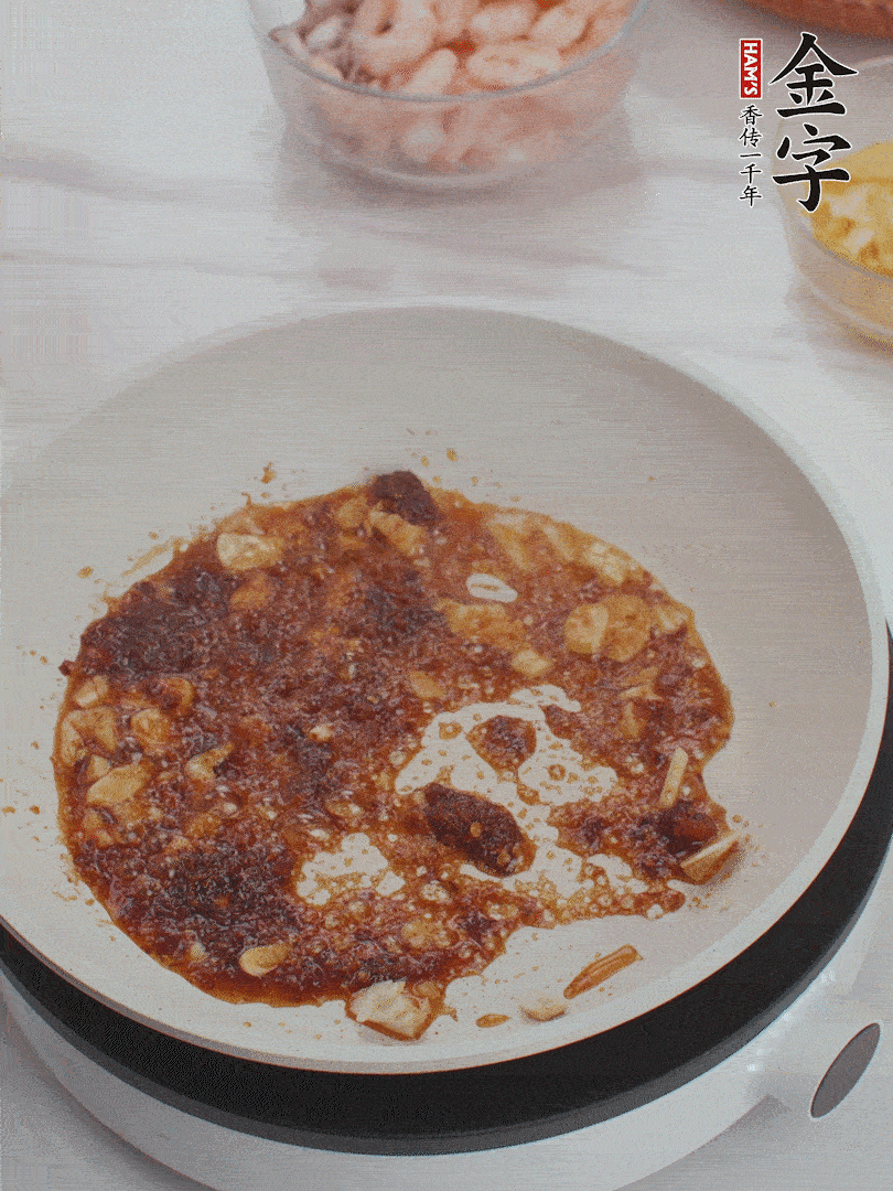 冷鍋熱油，1大勺金字火腿XO醬、蒜末炒香，倒粉絲一起炒。