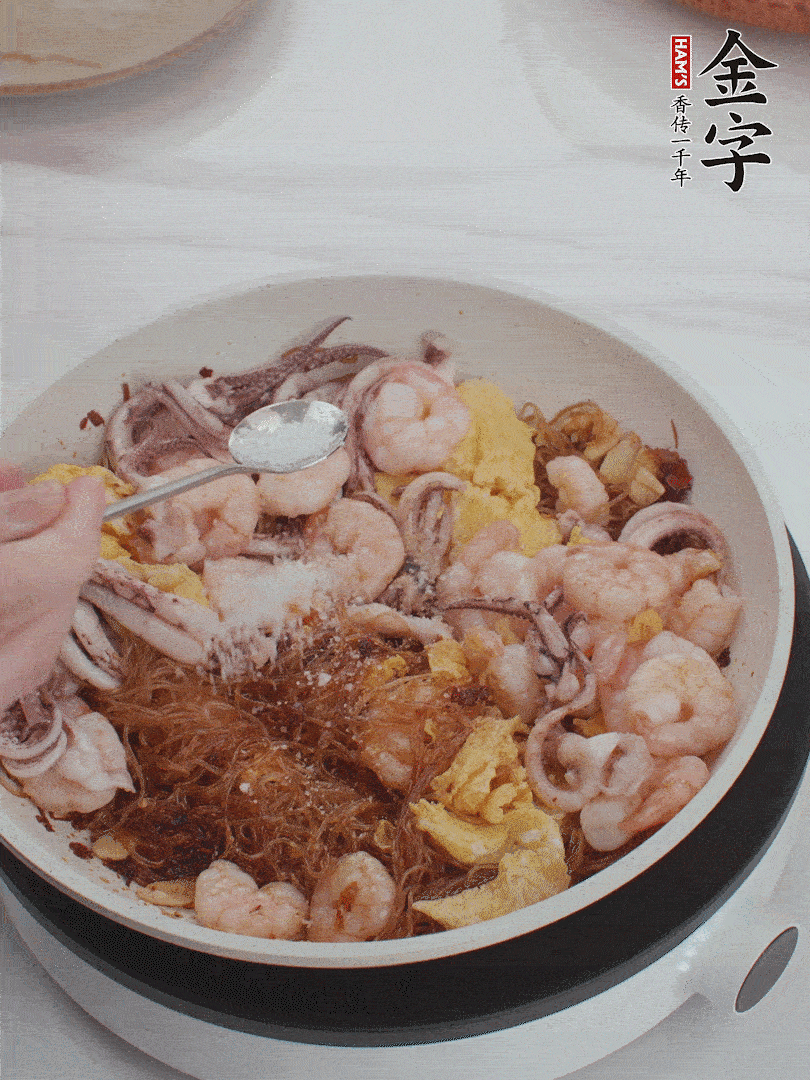 加雞蛋，蝦仁，魷魚(yú)混合。