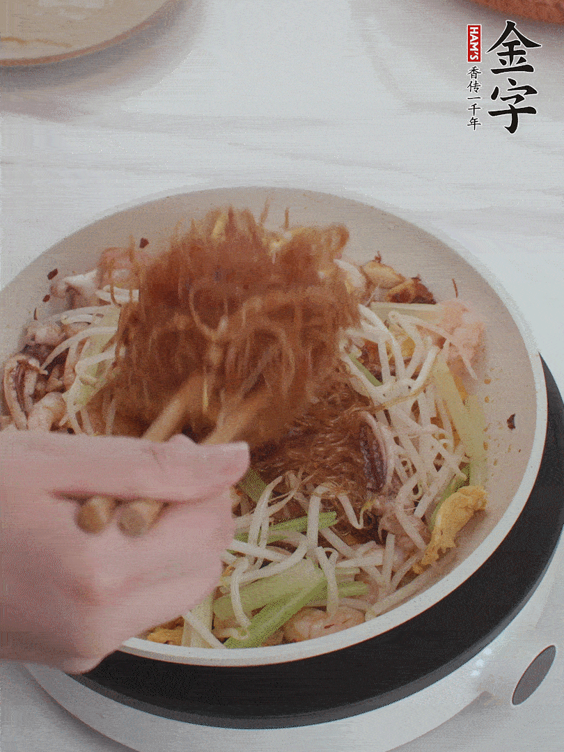 放焯好水的香芹、豆芽翻炒挑松。